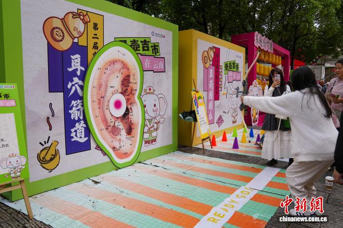 云南昆明:市民近距离感受中医药文化魅力