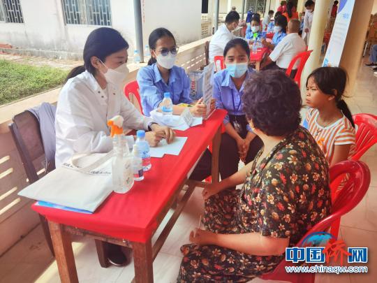 3月29日，中国援柬中医医疗队走进禄山华侨学校开展义诊活动。　钟欣 摄