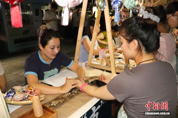 “本草香”融入“烟火气”江西南昌中医夜市“圈粉”市民