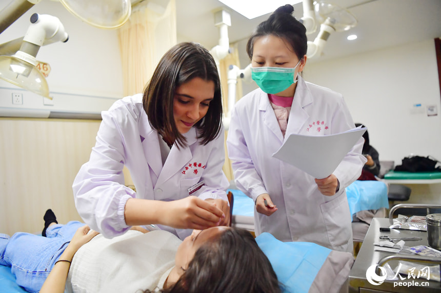 “洋中医”正在进行针灸治疗的考核。人民网记者 时雨摄