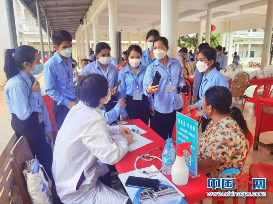 3月29日，中国援柬中医医疗队走进禄山华侨学校开展义诊活动。　钟欣 摄