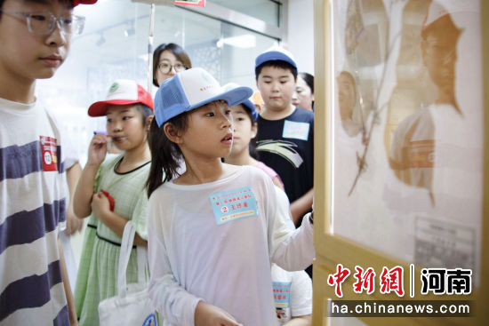 图为小朋友们在观看各种中药材标本。徐泽源 摄