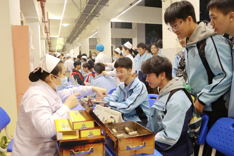 学生体验中医理疗服务。韦新娜摄