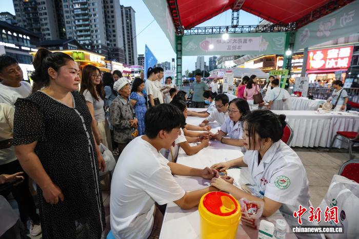 贵州遵义“中医夜市”市民免费享服务
