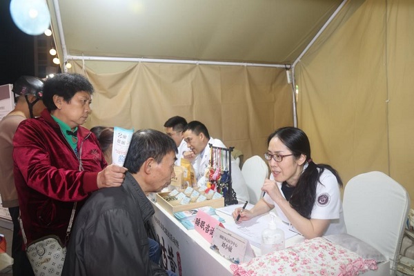 市民在渝北区中医药文化集市进行睡眠问诊。曾英豪摄