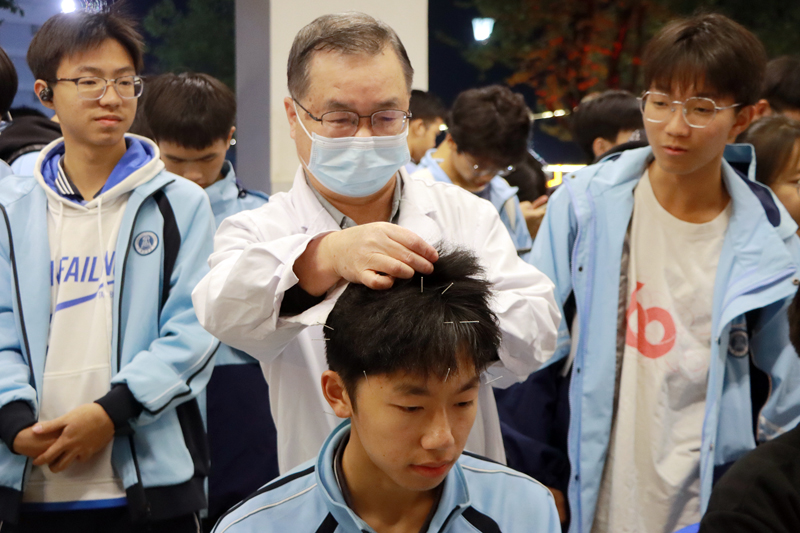 学生体验中医理疗服务。韦新娜摄