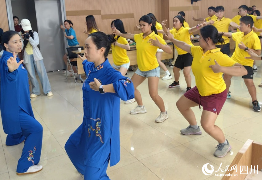 医院养生队老师带练八段锦。资阳市中医医院供图