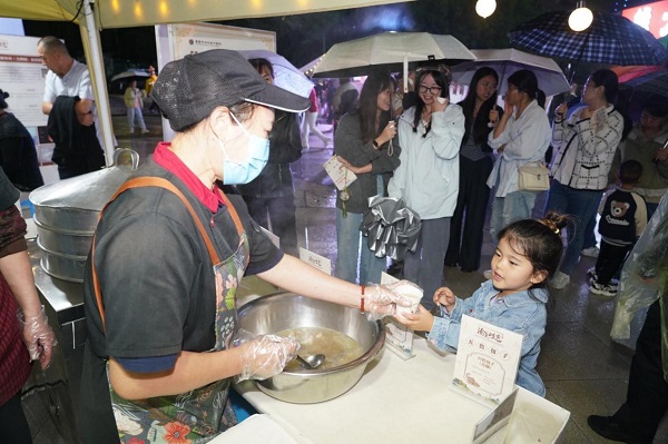 市民排队品尝养生汤。曾英豪摄
