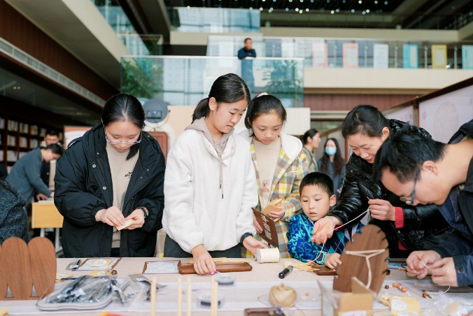 “杏林书韵·一味一诗” 四川省图书馆「中医美学」沉浸式展览开幕。四川省图书馆供图