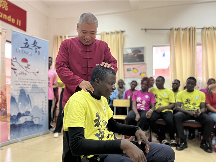 中医按摩。尚宛蓉摄