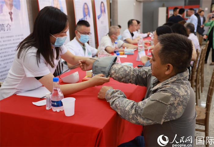 活动现场，专家团队正在为侨胞进行健康问诊。人民网记者 宋亦然摄