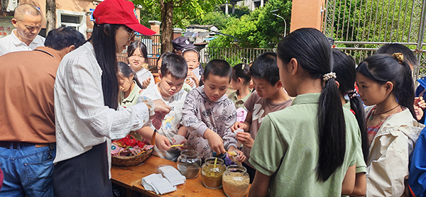 学生动手制作安神香囊。药植所供图