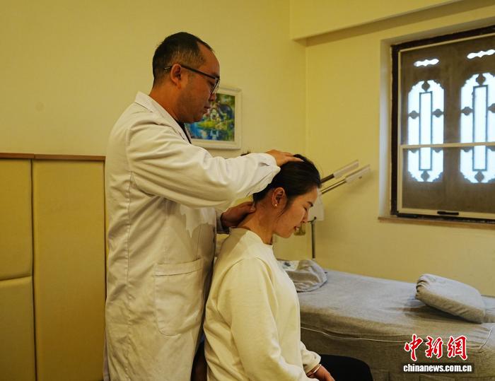 贵州石阡:仡佬医馆受年轻人青睐