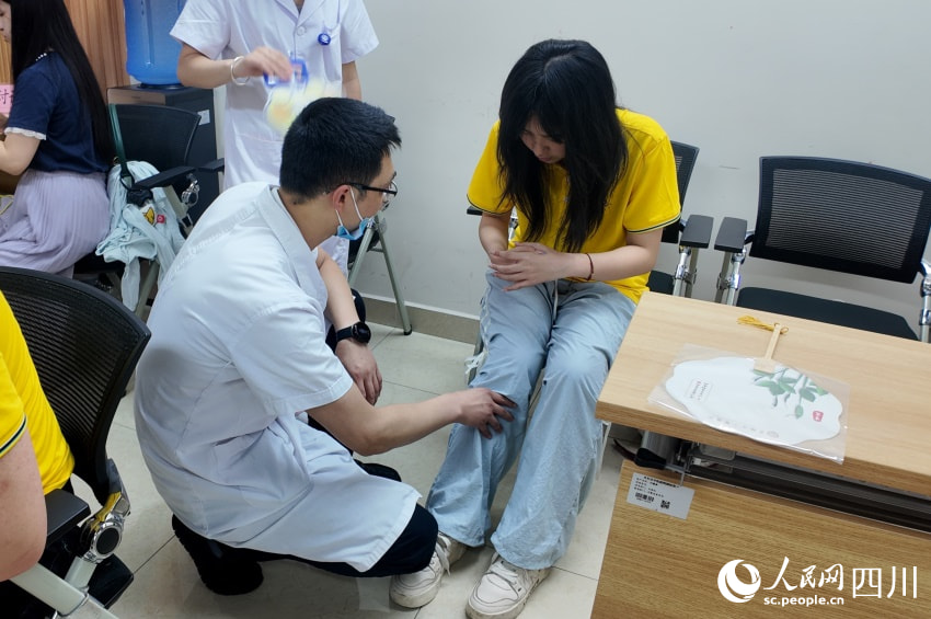 中医现场诊疗。实习生 王孜萱摄