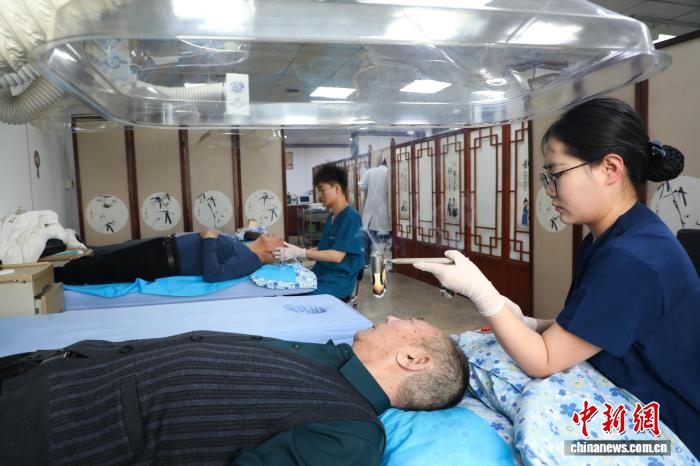 青海西宁：市民体验中医“节气灸”特色诊疗