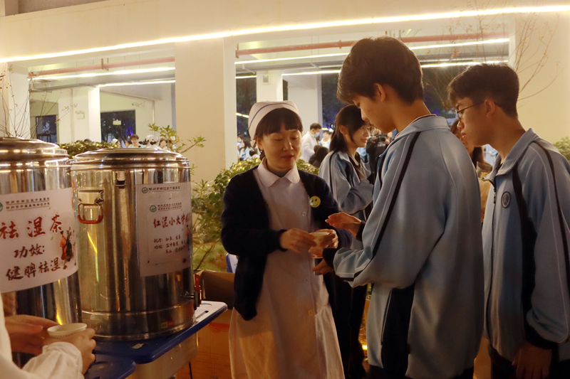 学生品尝中药代茶饮。韦新娜摄