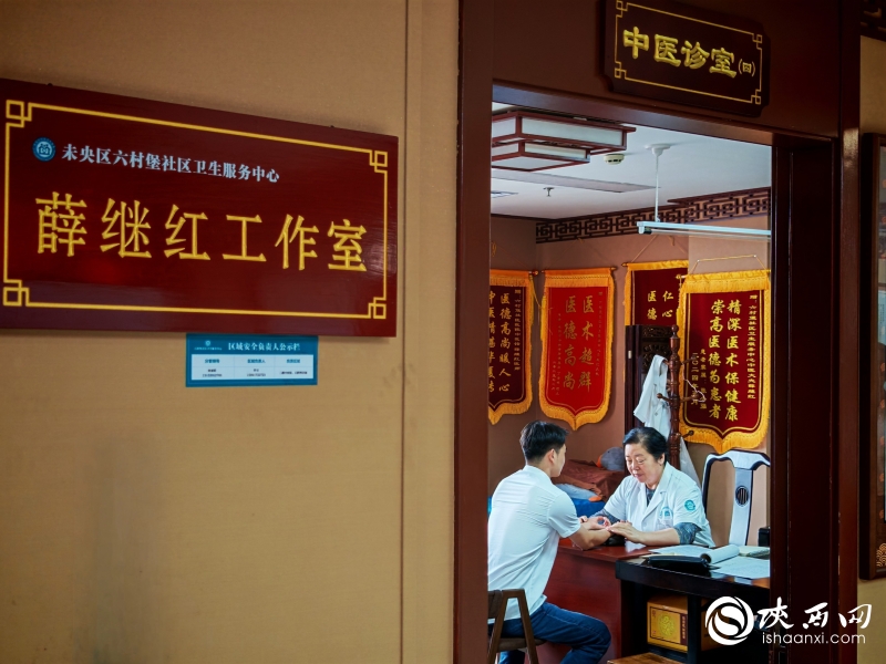 7月2日，西安市未央区六村堡社区卫生服务中心中医馆诊室内，医生为患者把脉。