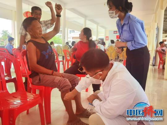 3月29日，中国援柬中医医疗队走进禄山华侨学校开展义诊活动。　钟欣 摄
