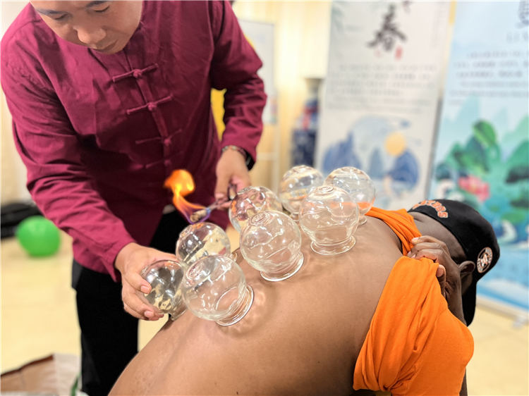拔火罐。尚宛蓉摄