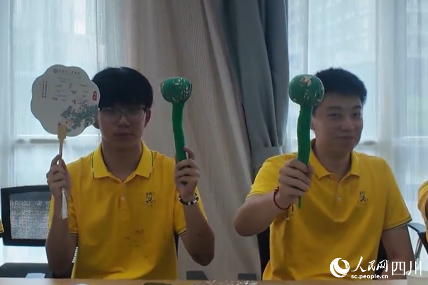 同学们展示艾草锤作品。实习生 王孜萱摄