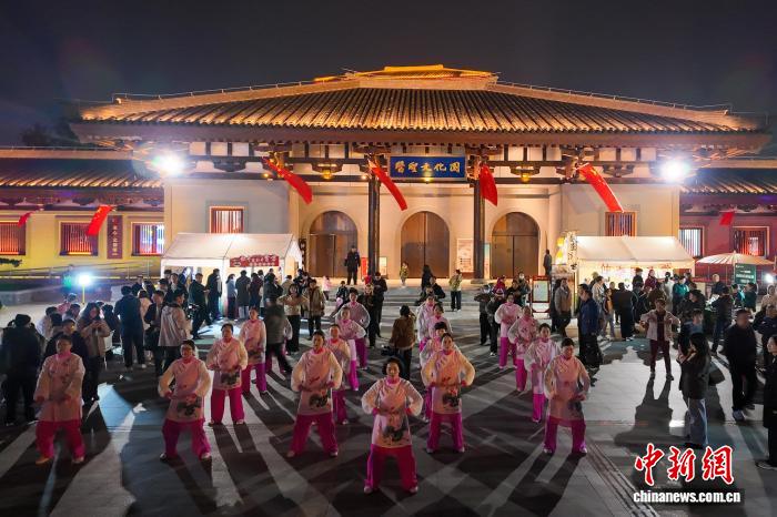 河南南阳：中医夜市吸引中外友人体验