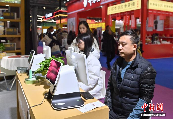 吉林长春：民众体验AI中医与智慧生活