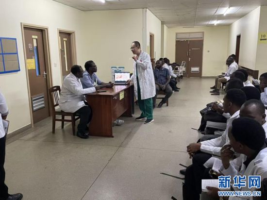 1月26日，中国援坦桑尼亚医疗队在当地医院举办中医专题讲座。（第27批中国援坦桑尼亚医疗队供图）
