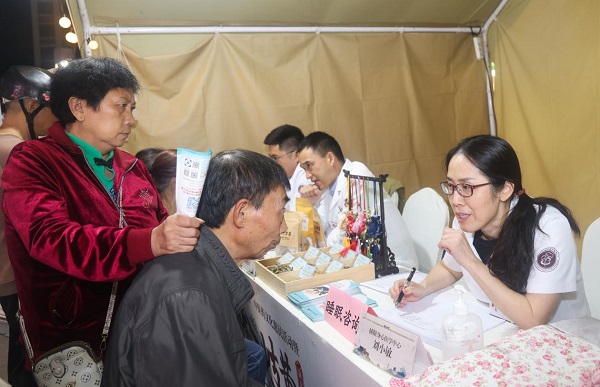 市民现场咨询睡眠问题。曾英豪摄
