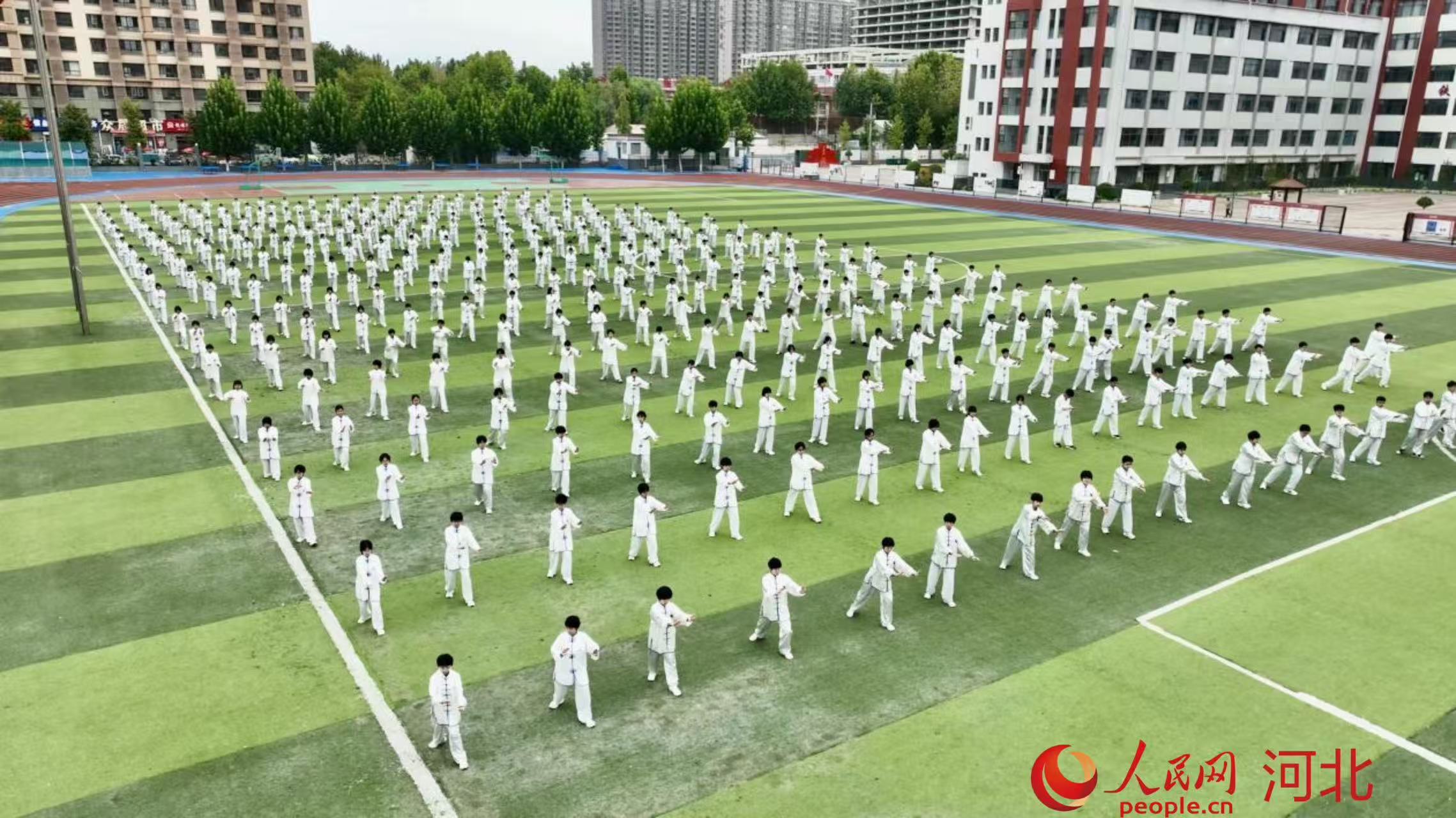 关汉卿中学学生在操场上打太极拳。人民网 左原铭摄